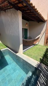a swimming pool in the yard of a house at Vila Gaheri in São Miguel dos Milagres