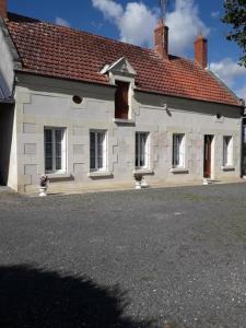 a large white house with a red roof at Gite à Lulu in Châteauvieux