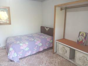 En eller flere senge i et værelse på Finca Apolonia