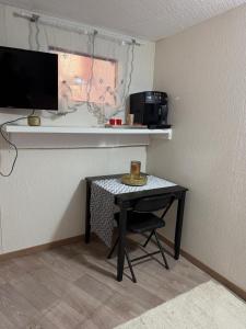 TV a/nebo společenská místnost v ubytování Charmante petite maison avec jardin