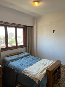 una piccola camera da letto con un letto e una finestra di Depto 1 amb 2 personas miramar 3 noches mínimo a Miramar