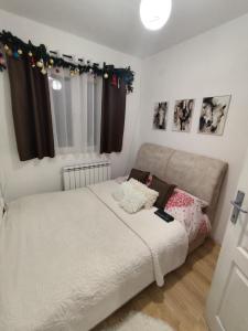 een slaapkamer met een bed en een bank bij Holiday home BOŽUR in Kolašin