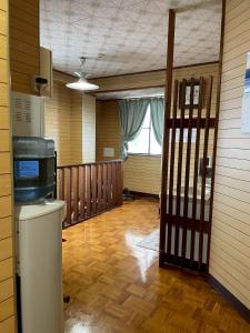 Cette chambre vide est dotée de parquet et d'une porte. dans l'établissement オイソ, à Iiyama