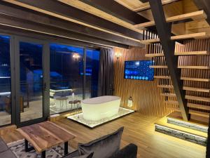 een kamer met een bad en een tafel bij Kazbegi Story in Kazbegi