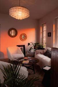 een woonkamer met een bank en een tafel bij Maison Grand Sable in Veules-les-Roses