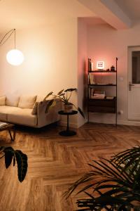 een woonkamer met een bank en een tafel bij Maison Grand Sable in Veules-les-Roses