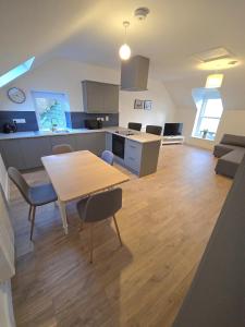 Billede fra billedgalleriet på 2 Bed Apartment with Harbour Views Apt 3 i Cobh