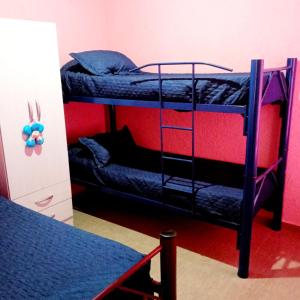 een kamer met 2 stapelbedden en een tafel bij Brisas de las Sierras in Tanti