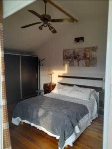 una camera da letto con un letto e un ventilatore a soffitto di Cabaña Marilau a Santa Clara del Mar