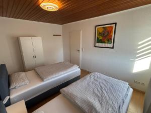 En eller flere senge i et værelse på Gemütliche, lichtdurchflutete Wohnung