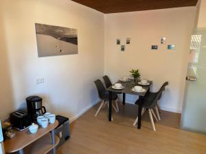 Et opholdsområde på Gemütliche, lichtdurchflutete Wohnung + 1 billede