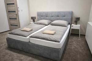 Giường trong phòng chung tại Apartmán