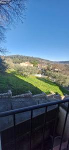 een balkon met uitzicht op een groen veld bij Studio à 10min à pieds des Cures in Gréoux-les-Bains