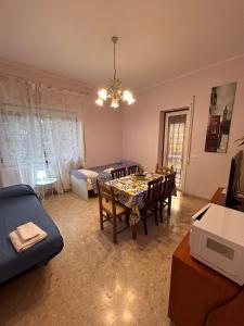 een eetkamer met een tafel en stoelen in een kamer bij Casa Cristina in Marino