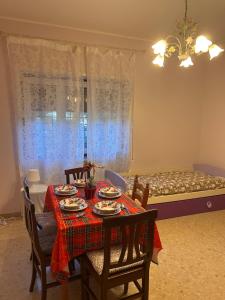 een eetkamer met een tafel en stoelen en een bed bij Casa Cristina in Marino