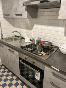 een keuken met een fornuis met potten en pannen erop bij Casa Cristina in Marino +20 foto's