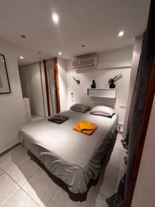 Giường trong phòng chung tại Typique cabanon familial