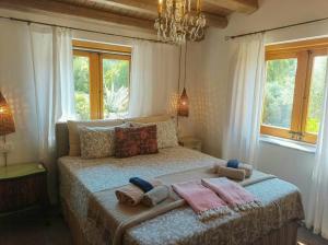 une chambre avec un lit avec des serviettes dessus dans l'établissement Villa Entre Mer Et Montagne En Sicile, à Caccamo 22 autres photos