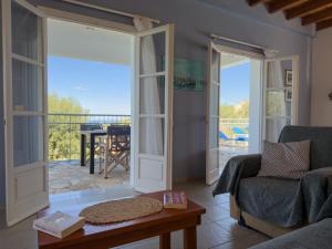 een woonkamer met een deur naar een patio bij Artemis Villa in Fiskardho