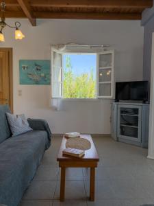 een woonkamer met een bank en een tafel bij Artemis Villa in Fiskardho +28 foto's