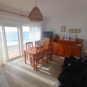 TV a/nebo společenská místnost v ubytování Souvenir Torrenueva plage + 9 fotografií