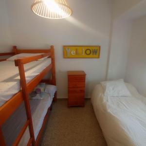 Postel nebo postele na pokoji v ubytování Souvenir Torrenueva plage