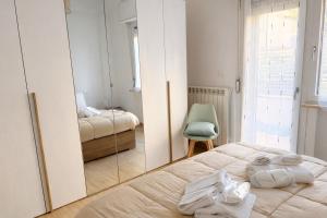 a bedroom with a mirror and a bed and a chair at La Da Ma Shila Nuova casa vacanze vicino al mare in Francavilla al Mare