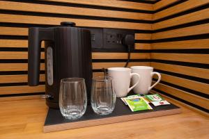 Kaffe- og tefaciliteter på Amber Serviced Room 15 Self Check-In Accommodation