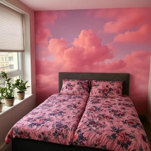 een slaapkamer met een bed met een roze wolkenmuurschildering bij Apartment J&S nr 77, blisko Aquapark Reda, Trójmiasto in Rumia