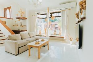a living room with a couch and a table at Casa con alberca privada 3BR Ideal para familias y grupos Hasta 9 personas in Cancún