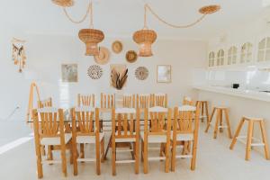 a dining room with a table and wooden chairs at Casa con alberca privada 3BR Ideal para familias y grupos Hasta 9 personas in Cancún +45 photos