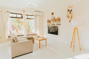 a living room with a couch and a table at Casa con alberca privada 3BR Ideal para familias y grupos Hasta 9 personas in Cancún
