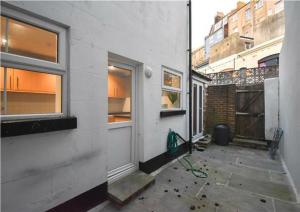 ein leeres Gebäude mit einer Tür und einem Fenster in der Unterkunft Seaside 3 bed terraced house in Hastings + 6 Fotos