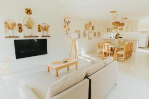 a living room with a white couch and a table at Casa con alberca privada 3BR Ideal para familias y grupos Hasta 9 personas in Cancún