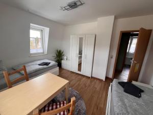 ein Wohnzimmer mit einem Bett und einem Tisch in der Unterkunft Ferienwohnung Unger in Großhartmannsdorf + 1 Foto