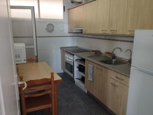 une petite cuisine avec un évier et une table dans l'établissement Mar y Sol I Candelaria, à Punta Larga