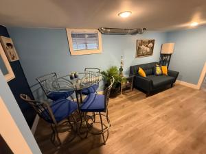 een woonkamer met een glazen tafel en stoelen bij Wet Feet Retreat - with onsite Boat Rental! in Eldon