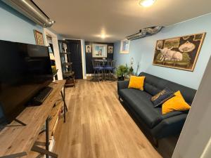 een woonkamer met een bank en een flatscreen-tv bij Wet Feet Retreat - with onsite Boat Rental! in Eldon