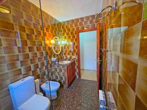 ein Badezimmer mit Toilette und Waschbecken in der Unterkunft La Vista Verde in Teror