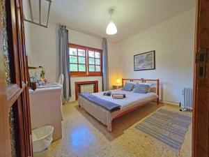 ein Schlafzimmer mit einem Bett und einem Fenster in der Unterkunft La Vista Verde in Teror