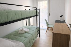 een slaapkamer met twee stapelbedden en een bureau bij La DA MA Shila Winter Escape in Francavilla al Mare