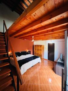 een slaapkamer met een groot bed en een trap bij Los Velitos in Santa Rosa del Conlara