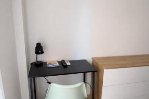 een zwart bureau met een lamp en een stoel bij La DA MA Shila Winter Escape in Francavilla al Mare