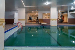 a swimming pool in a building with a pool at فندق هورايزون-Horizon Hotel in Najran