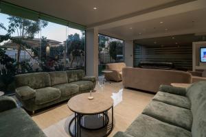 een woonkamer met banken en een tafel bij هورايزون بلس in Najran