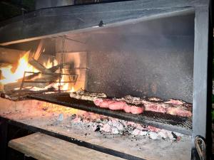 科洛尼亚-德尔萨克拉门托Ybá Pitá的烤架上放着一束肉