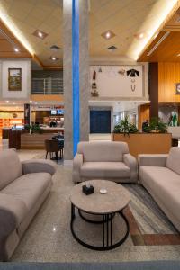 een lobby met banken en een salontafel bij هورايزون بلص in Najran