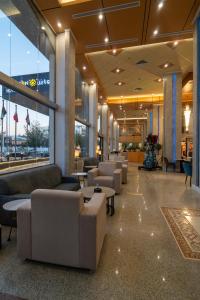 een lobby met banken en tafels in een winkel bij هورايزون بلص in Najran +71 foto's