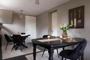 Bennekom居住区住宿加早餐旅馆的配有黑色桌子和椅子的餐厅 更多30张照片