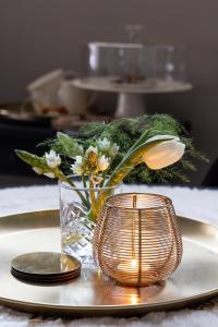 Bennekom居住区住宿加早餐旅馆的一张带蜡烛的桌子上的花瓶